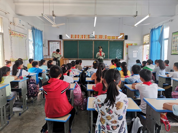 城关镇中心小学:武警官兵献爱心 军民欢聚庆"六一"