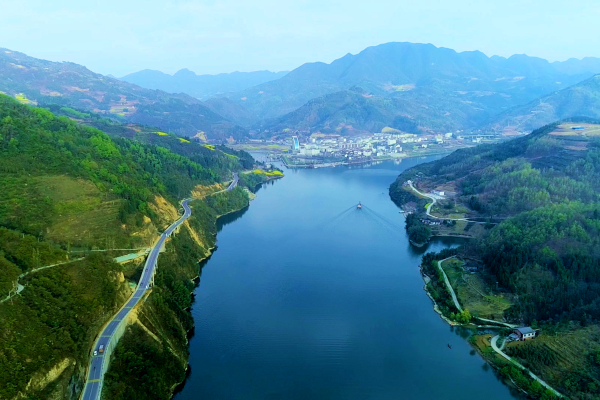 陕西石泉山路变游路共奔致富路