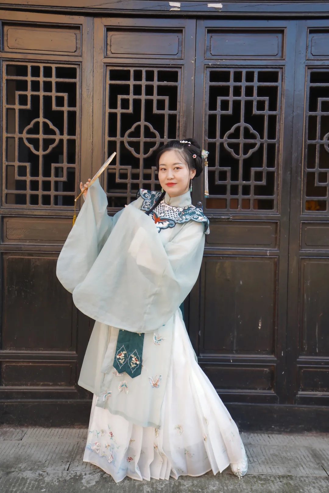 アクセサリ To Alice - 余年 刺繍方領對襟长袄 赤金色ロングコート 中国伝統衣装 新年 明製漢服 成人式の のものと